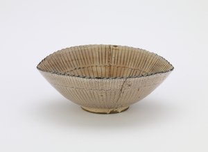 Kiotói edények egyedi Sáskalap alakú tálalótál, "Kiyomizu" jelzéssel, Egyedi tálalótál (mukozuke), 17. század vége (vas pigmenttel áttetsző fehér máz alatti kőedény, aranylakk javítás) alkotó: Japanese School