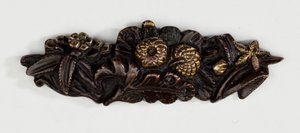 Menuki, vagy markolatdísz, virágkompozíció formájában (réz-arany ötvözet aranyozással) alkotó: Japanese School