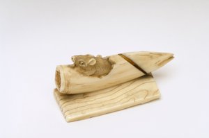 Netsuke egy bambuszrügyből előbukkanó egérről