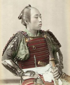 Egy ójapán szamuráj portréja teljes páncélzattal, 1890 (kézzel színezett albumin fotó)