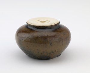 Tea caddyként használt kis tégely, Gifu prefektúra, Muromachi vagy Momoyama korszak (kerámia) alkotó: Japanese School