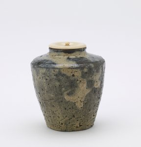Tea caddy fazettált oldalakkal, katatsuki típusú, Kumamoto prefektúra, Edo-korszak, 18. század vége-19. század (kőedény rizsszalma-hamu mázzal) alkotó: Japanese School