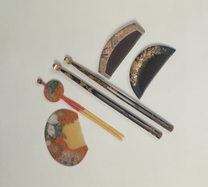 Két készlet hajcsat és fésű, 18. vagy 19. századi Edo-korszak (lakk) alkotó: Japanese School