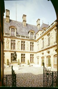Kilátás az 1545 körül épült Hotel Carnavalet Cour dHonneur-ére