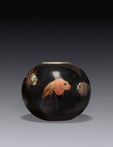 "Aux Poissons" váza, 1928 körül (lakkozott fém, réz béléssel) alkotó: Jean Dunand