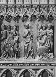 Katedrális, belső tér, kórus paraván, Jézus Krisztus megjelenése az apostoloknak és a tanítványoknak Galileában, 1340-51 körül (polikróm kő)