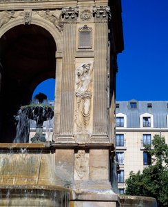 Építészet: a nimfákat ábrázoló Ártatlanok szökőkútjának részlete. Jean Goujon, Augustin Pajou és Pierre Lescot építészek tervezték. 1546-1549. Place Joachim du Bellay, Párizs.