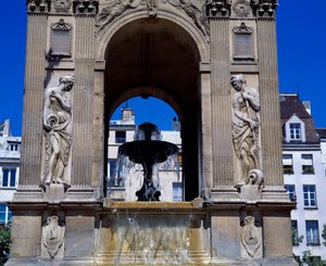 Építészet: a nimfákat ábrázoló Ártatlanok szökőkútjának részlete. Jean Goujon, Augustin Pajou és Pierre Lescot építészek tervezték. 1546-1549. Place Joachim du Bellay, Párizs.