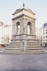 Franciaország, Párizs, Fontaine des Innocents, kő szökőkút lépésekkel.