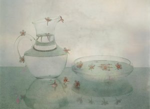 Üvegcsendélet lebegő virágszirmokkal alkotó: Jendy Huang