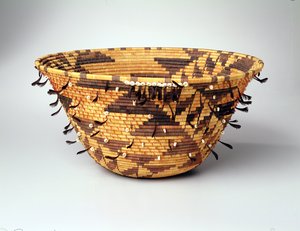 Girls Coiled Dowry vagy pubertás kosár, Pomo, Pinoleville, California alkotó: Jenny Hughes