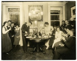 Alice Foote MacDougal egy csapat tengerészt szórakoztat kis lakásában az Old Warban, Greenwich Village-ben, New York államban, 1917-1918 körül (zselatin ezüst fotó)