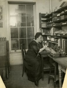 Beals a stúdiójában, 1912-1918 körül (zselatin ezüst fotó) alkotó: Jessie Tarbox Beals