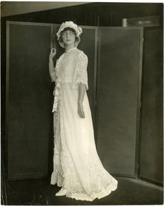 Franklin Suvoir ?, Nyári hálóing marquisette-ből és csipkéből, 1905-1911 körül (zselatin ezüst fotó) alkotó: Jessie Tarbox Beals