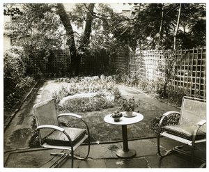 Garden of Mrs W H Wells 265 W 11th, Greenwich Village, New York, USA, 1936-37 körül (zselatin ezüst fotó) alkotó: Jessie Tarbox Beals