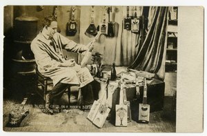 Nagyszerű színfoltok egy fadobozon és Bobby Edwards a padlásszobájában a csillagok alatt ukeléket készít, Greenwich Village, New York, USA, 1905-20 körül (zselatinos ezüst fotó). alkotó: Jessie Tarbox Beals