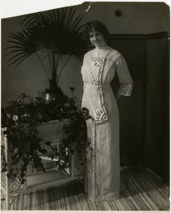 Szürke török anyag fekete-fehér hímzéssel, Lord & Taylor, 1905-1918 körül (zselatin ezüst fotó) alkotó: Jessie Tarbox Beals