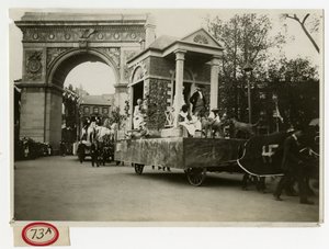 Történelmi Parade Colonial Home Float No 27 alkotó: Jessie Tarbox Beals