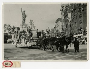 Történelmi felvonulás úszó 53. sz.: Szabadság-szobor alkotó: Jessie Tarbox Beals