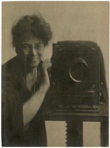 Jessie Tarbox Beals, önarckép fényképezőgéppel, 1918-20 körül (zselatin ezüst fotó) alkotó: Jessie Tarbox Beals