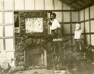 Karl Bitter (szobrász) maga építi a kandallót, 1905-1915 körül (zselatin ezüst fotó) alkotó: Jessie Tarbox Beals