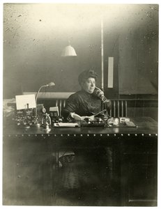 Ms. Chas Netcher Chicagóból, az egyik legnagyobb bolt tulajdonosa, az ottani Boston Store Most újra férjhez ment, keresse meg, hogy megváltozott a neve Mollie Alpiner Netcher Newbury, 1905-1918 körül (zselatin ezüst fotó) alkotó: Jessie Tarbox Beals