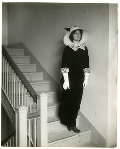 Jobbra lefelé a lépcsőn, 1905-1918 körül (zselatin ezüst fotó) alkotó: Jessie Tarbox Beals