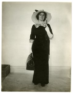 A táska és az esernyő szállításának helyes módja, 1905-1918 körül alkotó: Jessie Tarbox Beals
