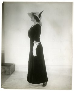Helyes állás járás közben, 1905-1918 körül (zselatin ezüst fotó) alkotó: Jessie Tarbox Beals