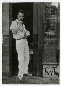 Tiny Tim, Greenwich Village, New York, USA, 1915-22 körül (zselatin ezüst fotó)