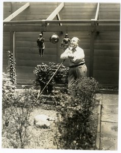Tony Sarg a kertjében alkotó: Jessie Tarbox Beals