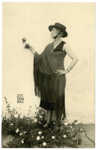 Virágot tartó nő, 1905-40 körül alkotó: Jessie Tarbox Beals