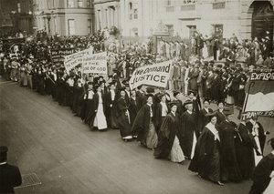 Nők akadémiai ruhában masíroznak egy választójogi felvonuláson New Yorkban, 1910