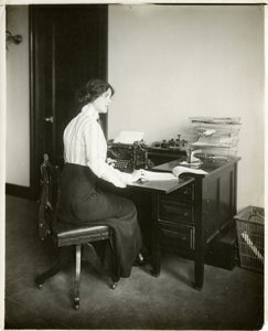 írógépes modell, 1905-1918 körül (zselatin ezüst fotó) alkotó: Jessie Tarbox Beals