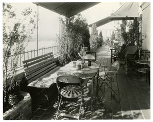 folyóra néző terasz, 1936-37 körül (zselatin ezüst fotó) alkotó: Jessie Tarbox Beals