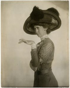 tollas kalap profilja, 1905-1918 körül (zselatin ezüst fotó)