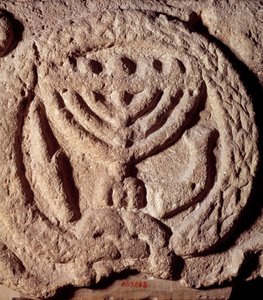 Judaizmus: hétágú gyertyatartóval (Menora vagy Menóra), pálmával és trombitával díszített zsinagóga bazaltjának építészeti eleme. Transzjordániából. Kr.u. 100 körül. Párizs, Louvre Múzeum alkotó: Jewish School