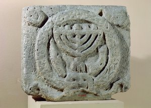 Menórát ábrázoló dombormű, Umm Qeis (ókori Gadara) Jordániából (bazalt) alkotó: Jewish School