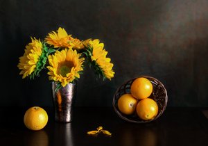 Aranyszínű napraforgók és narancsok