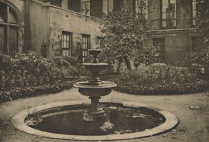 Ősi eperfa és szökőkút a Drapers Hall kertjében, 1935.