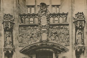 Kőfaragás a Middlesex-címer alatt a Guildhallban, Westminster, 1935.