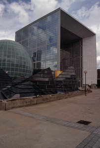 Épületek a La Defense negyedben, Párizs, Ile-de-France, Franciaország, Detail alkotó: Johan Otto von & Andreu Paul (1938 2018) Spreckelsen