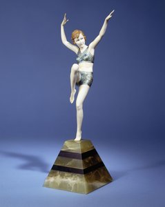 Beach Dancer, 1935 körül (ronz és elefántcsont, hidegen festett patina, zöld és fekete ónix alap)