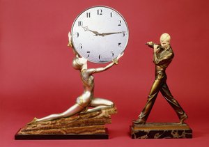 Térdelő lány órával és fuvolával (bronz, elefántcsont, fém, márvány)