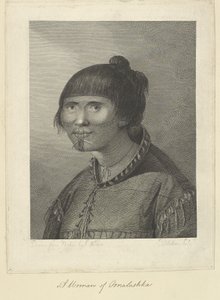 Oonalashkai nő. J. Webber a természetből rajzolta, Jean-Marie Delatre metszett. Rajz egy nő fejéről és válláról, aki háromnegyede balra néz. Szorosan testhezálló fókabőr kabátot visel, melynek varrásából függőgyöngyök lógnak. Ő