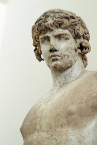 Antinoosz, párizsi márványszobor, a delphoi Apolló templomból, Görögország, római civilizáció, Kr. u. 2. század, részlet