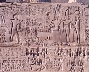 Egyiptom, Régi Théba, Luxor, Karnak-templomkomplexum, Amun-Re körzet, Nagy Hypostyle Csarnok, Északi fal, Dombormű I. szeti háborús jelenetekkel Szíriában és Palesztinában, részlet istenek felajánlásával alkotó: Walter Charles Mills