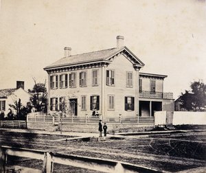 Abraham Lincoln Springfield, Massachusetts Home előtt pózol, 1860-1870 körül (albumnyomat)