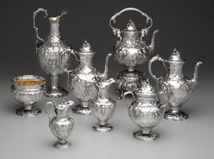 Vízforraló állványon, kávéskanna, csokoládékanna, csokis tál, cukortartó, tejeskancsó, tejszínes kancsó és kancsók, 1851 körül (ezüst és elefántcsont) alkotó: John Chandler Moore