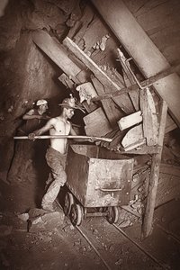 Malom a 412-ben, Dolcoath bánya, illusztráció a „Mongst bányák és bányászok, vagy a Flash-Light földalatti jelenetei” című művéből, J.C. Burrows és William Thomas, kocsma. 1893 (szépia fotó) alkotó: John Charles Burrow